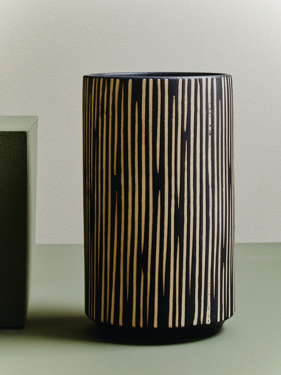 Large Black and Cream Finish Vase | Kiso